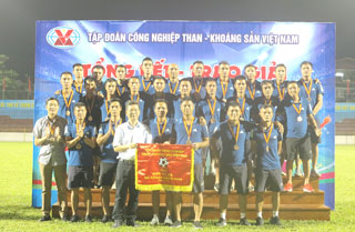 THAN HÀ LẦM ĐẠT GIẢI BA TẠI GIẢI BÓNG ĐÁ TKV 2018 01