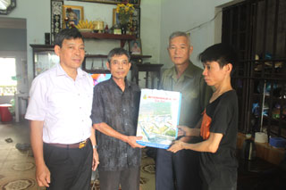 THĂM HỎI, TẶNG QUÀ GIA ĐÌNH CHÍNH SÁCH NHÂN NGÀY THƯƠNG BINH LIỆT SỸ