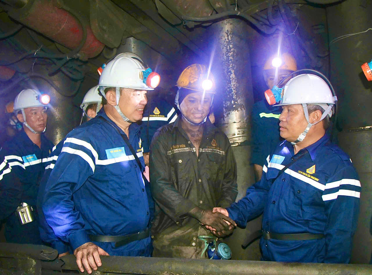 ỦY VIÊN TRUNG ƯƠNG ĐẢNG, BÍ THƯ TỈNH ỦY QUẢNG NINH VŨ ĐẠI THẮNG THĂM VÀ TẶNG QUÀ THỢ LÒ THAN HÀ LẦM NHÂN DỊP THÁNG CÔNG NHÂN.