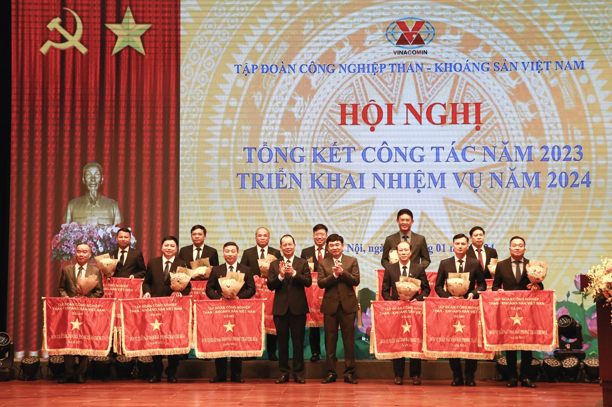 Than Hà Lầm nhận Cờ dẫn đầu phong trào thi đua năm 2023 của TKV