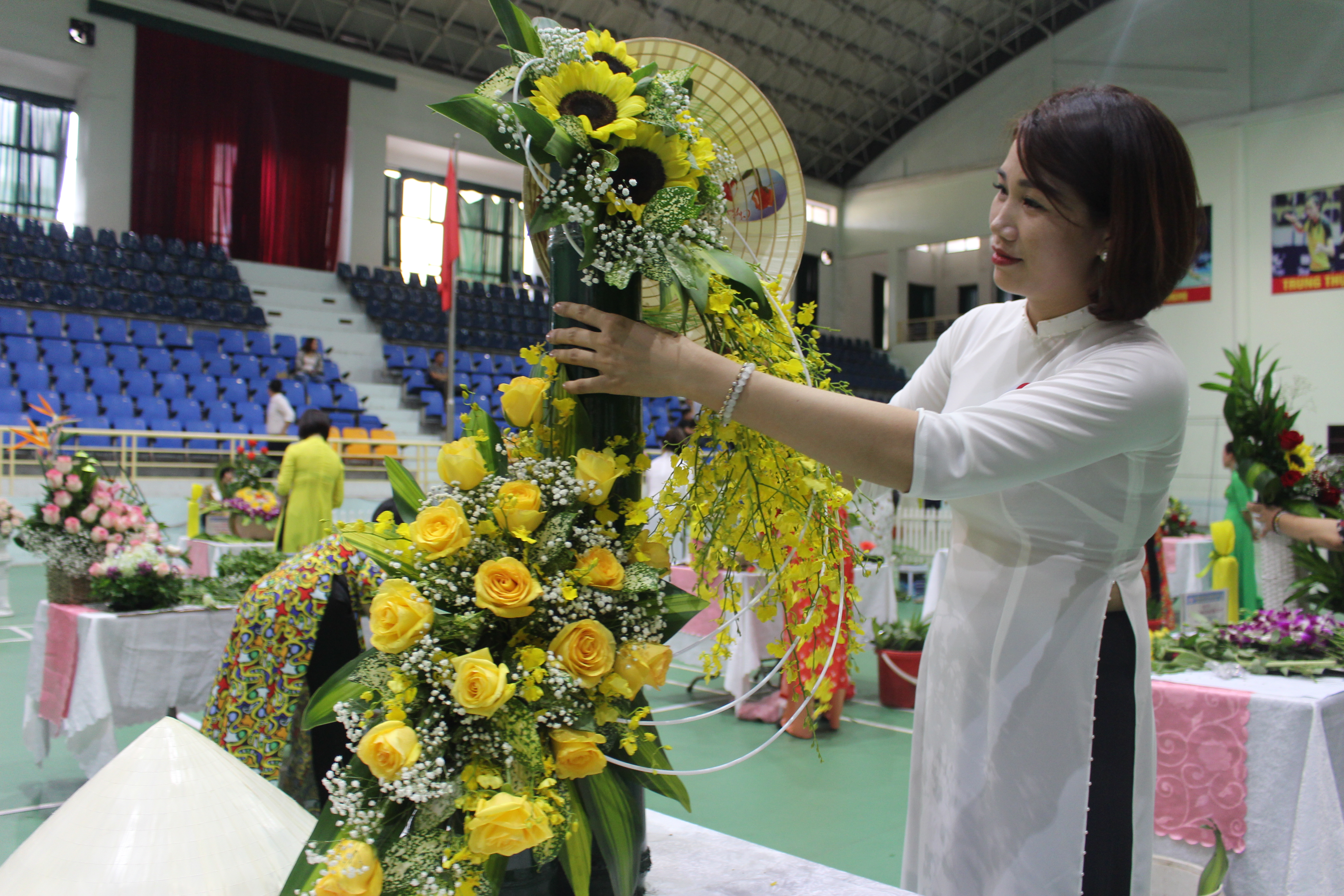 THAN HÀ LẦM: SÔI NỔI HỘI THI CẮM HOA NGHỆ THUẬT NHÂN DỊP KỶ NIỆM NGÀY THÀNH LẬP HỘI LIÊN HIỆP PHỤ NỮ VIỆT NAM 20/10