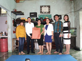 THAN HÀ LẦM THĂM TẶNG QUÀ NỮ CNVC - LĐ CÓ HOÀN CẢNH KHÓ KHĂN  NHÂN NGÀY PHỤ NỮ VIỆT NAM 20/10