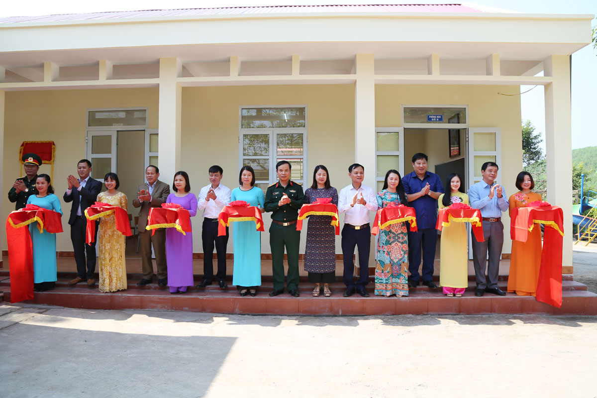 THAN HÀ LẦM: DỰ LỄ KHÁNH THÀNH, BÀN GIAO CÔNG TRÌNH PHÒNG HỌC CHO ĐIỂM TRƯỜNG TIỂU HỌC LÀNG HAN, XÃ ĐỒN ĐẠC, HUYỆN BA CHẼ, QUẢNG NINH