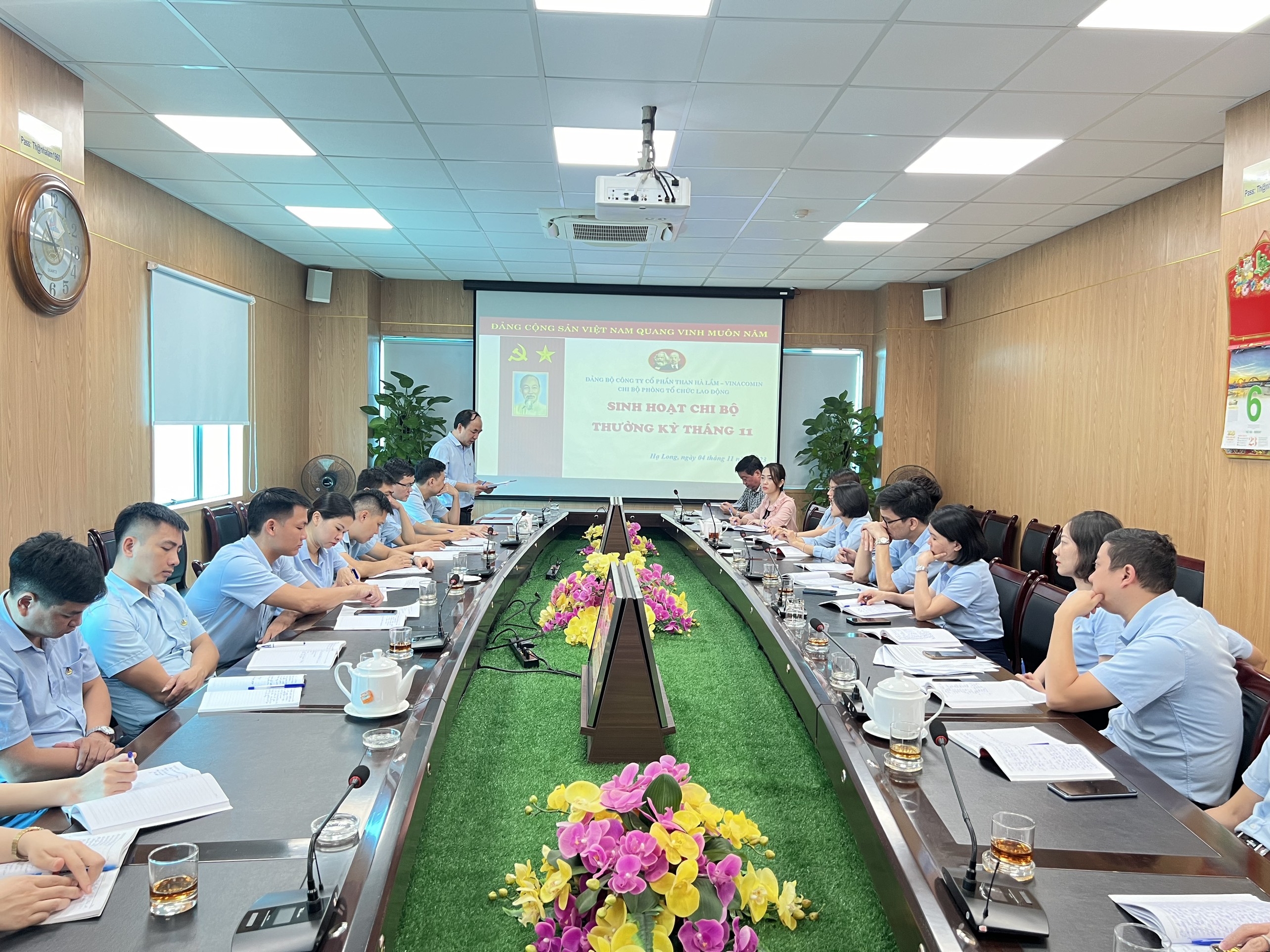 Đồng chí Bùi Văn Ngợi, UVBTV- Trưởng Ban Tuyên giáo Đảng ủy Than Quảng Ninh dự họp sinh hoạt Chi bộ thường kỳ tháng 11/2023 tại Công ty CP Than Hà Lầm.