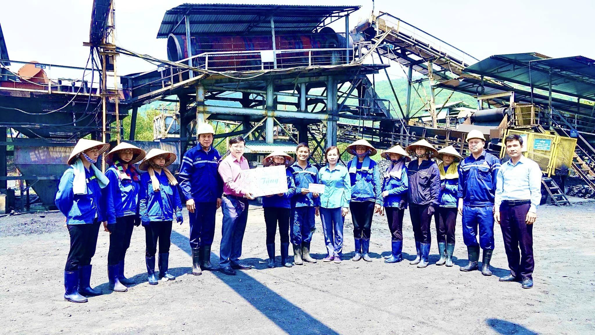 Than Hà Lầm tổ chức các hoạt động thăm hỏi, tặng quà nhân dịp Tháng công nhân