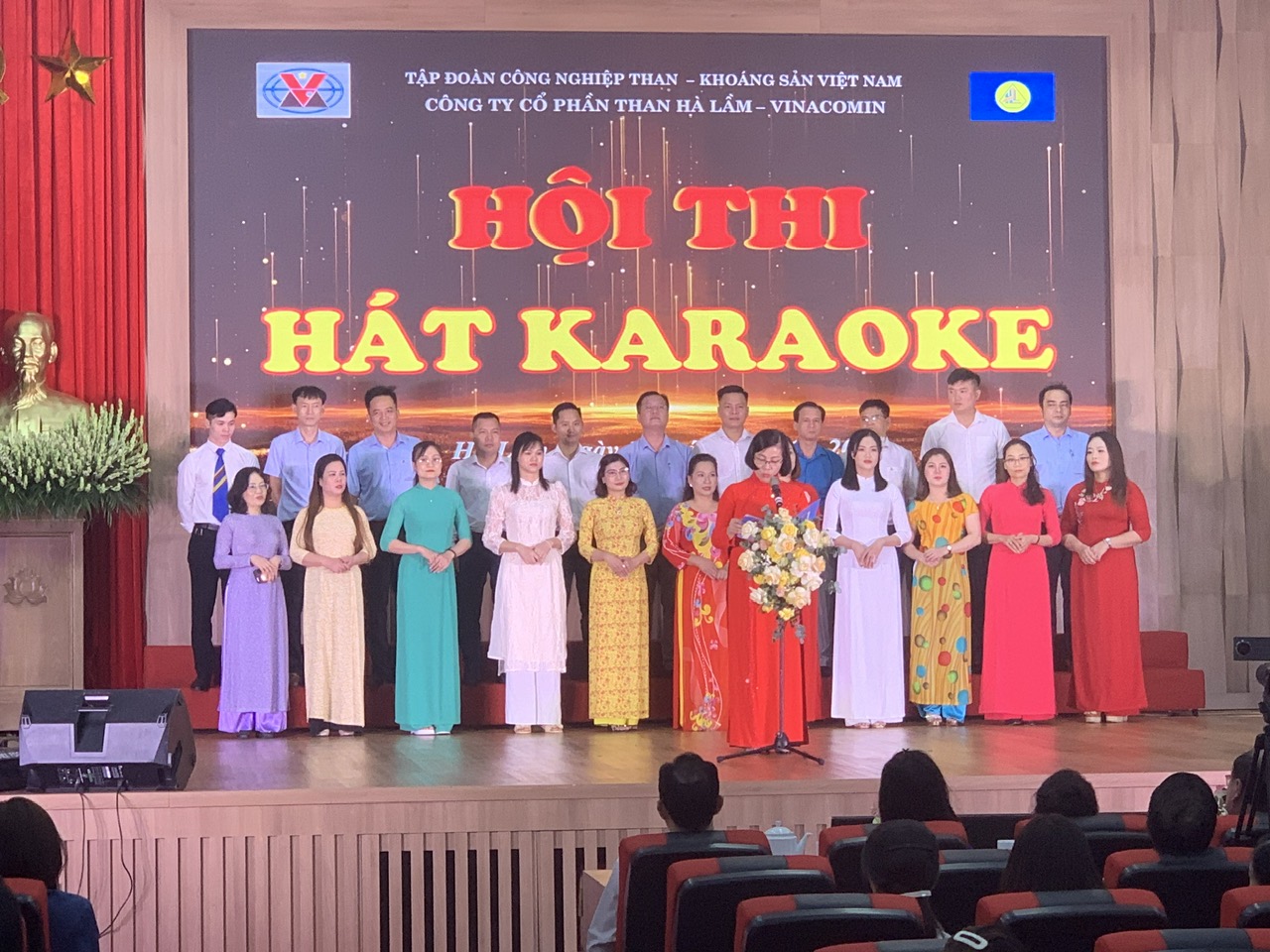 Sôi nổi hội thi hát karaoke "Tập làm ca sĩ"